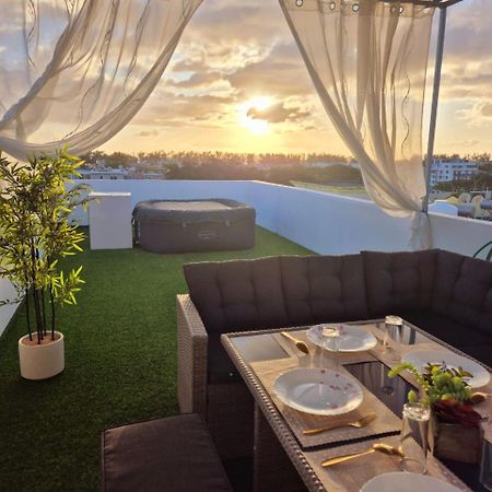 Skyview Apartment- Rooftop Penthouse With Sunset & Sea Views Flic en Flac Экстерьер фото