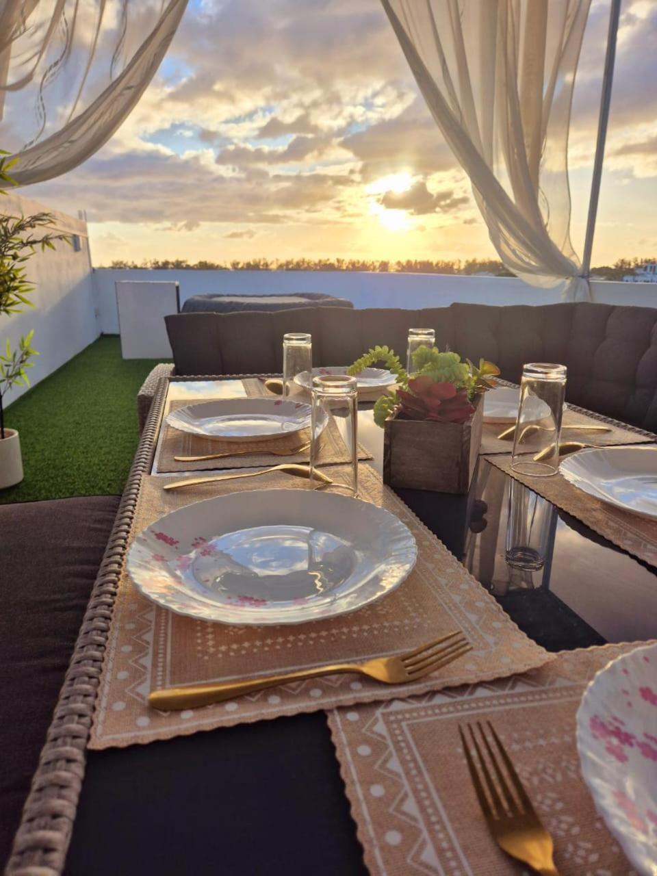 Skyview Apartment- Rooftop Penthouse With Sunset & Sea Views Flic en Flac Экстерьер фото