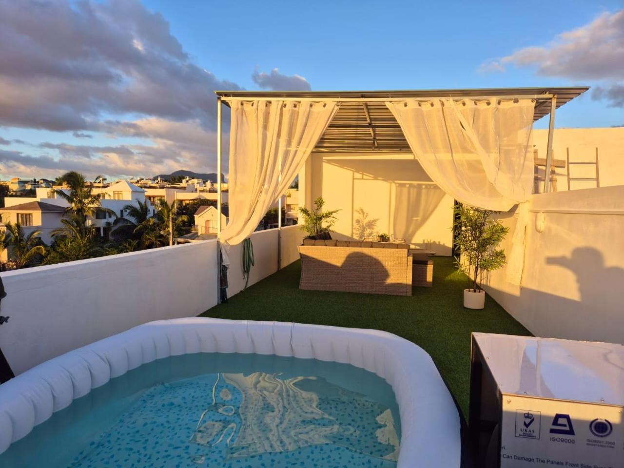 Skyview Apartment- Rooftop Penthouse With Sunset & Sea Views Flic en Flac Экстерьер фото