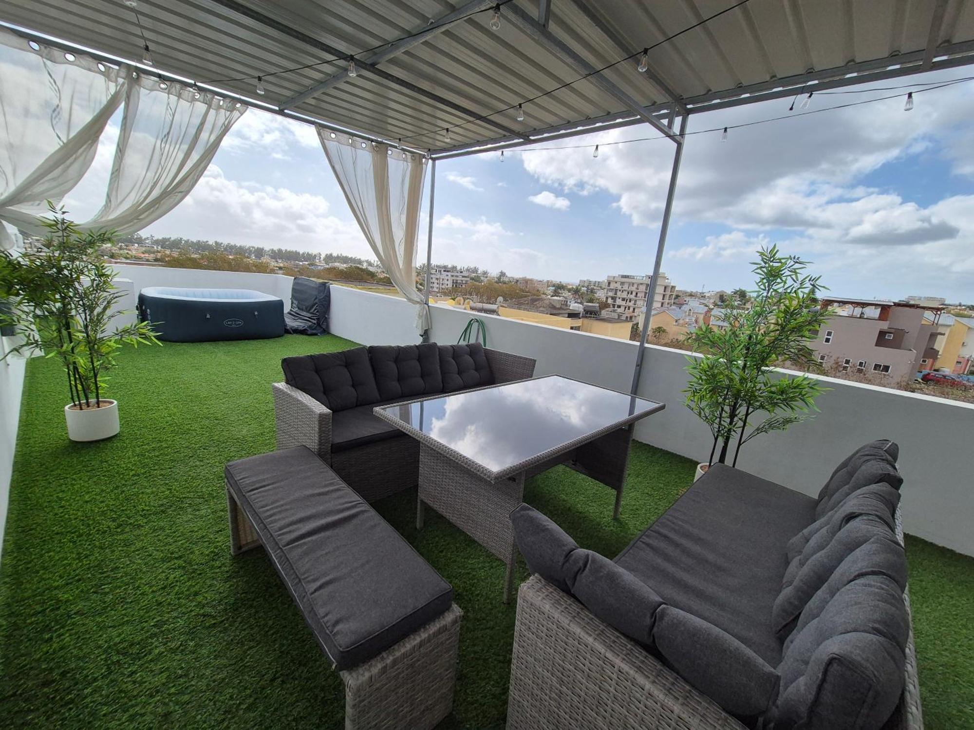 Skyview Apartment- Rooftop Penthouse With Sunset & Sea Views Flic en Flac Экстерьер фото